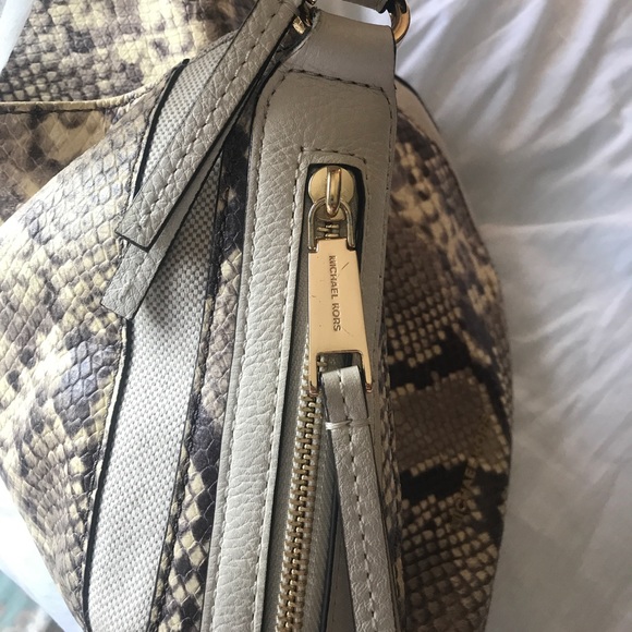 MICHAEL Michael Kors Julia Ecru Medium Shoulderbag- Snakeskin pattern - Picture 3 of 10